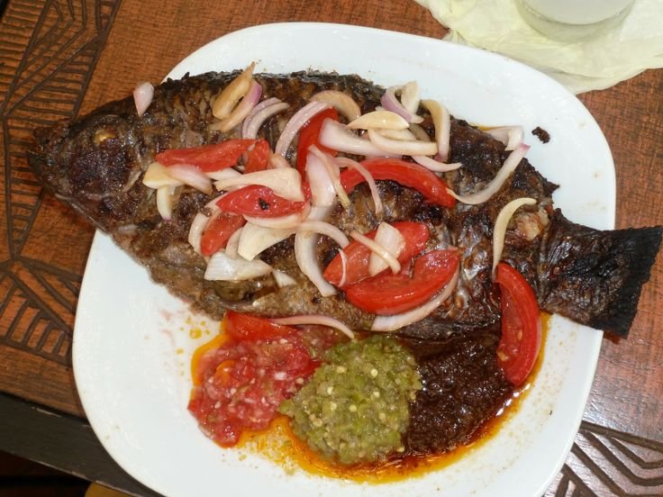 Tilapia braisé, tomates & oignons