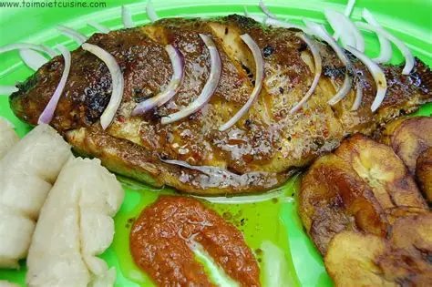 Poisson braisé, alloco & akassa