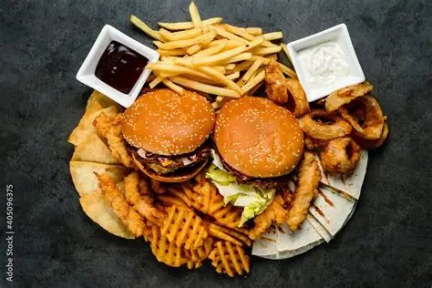 Plateau fast-food : burger, frites & onion rings